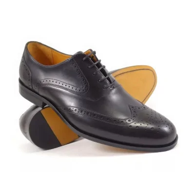 Czarne oxfordy brogsy z medalionem skórzane