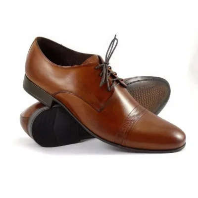 Eleganckie koniakowe skórzane derby męskie z otwartą przyszwą i nakładanym noskiem