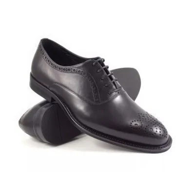 Czarne skórzane oxfordy męskie premium z zamkniętą przyszwą i zdobieniem medalion na nosku