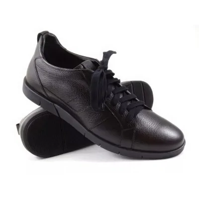 Czarne buty casual męskie ze skóry groszkowej z gumową podeszwą i sznurowaniem