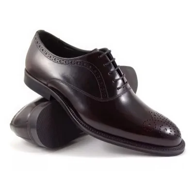 Ciemnoburgundowe oksfordy skórzane z zamkniętą przyszwą, medalionem i perforacjami na nosku