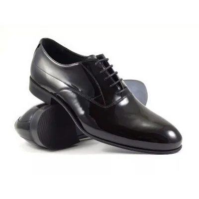 Czarne lakierowane oksfordy męskie z zamkniętą przyszwą i gładkim noskiem